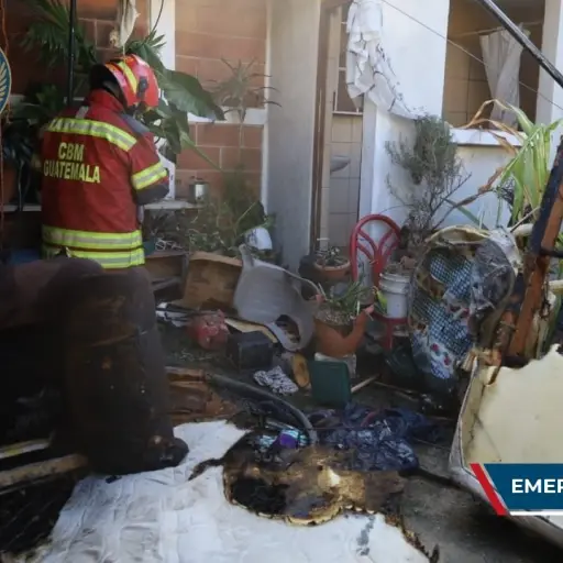 El incendio en la vivienda de zona 18 se inició tras una explosión de gas. ,Bomberos Municipales