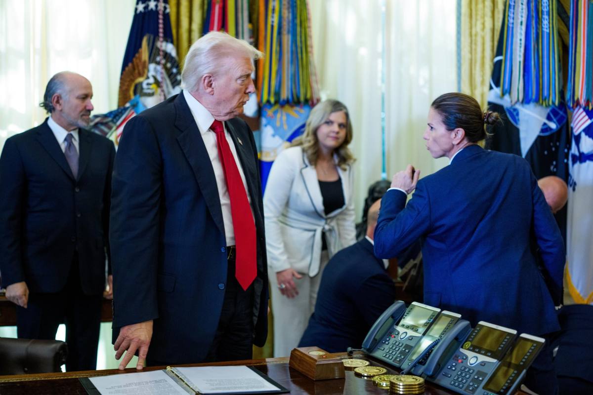 VIDEO: Hombre se desmaya en rueda de prensa de Trump