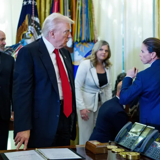 Hombre se desmaya en rueda de prensa de Trump ,EFE