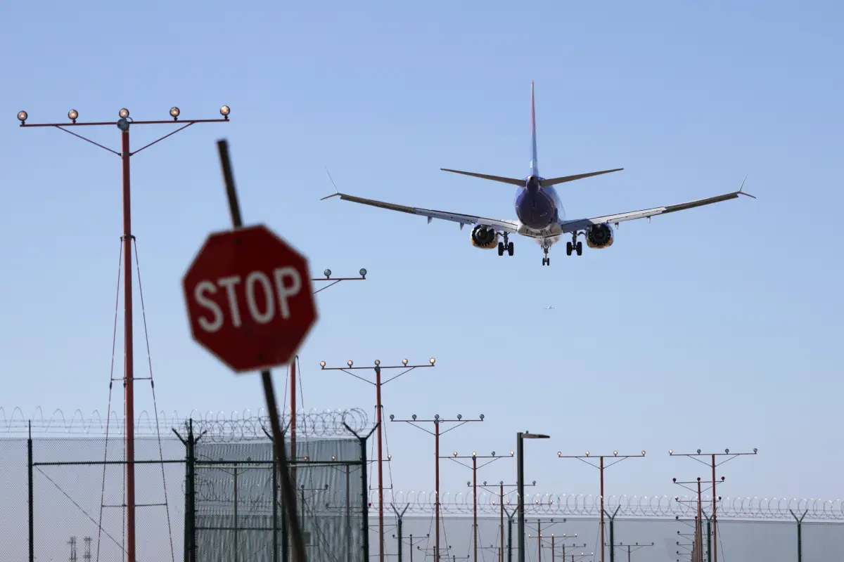 Un avión desciende para aterrizar en el Aeropuerto Internacional de Los Ángeles (LAX) en Los Ángeles, California, EE.UU. , Foto EFE