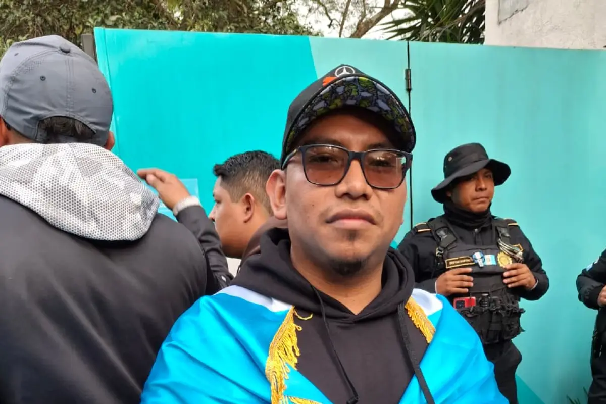 Alan Ibáñez, de Canalitos, zona 24, fue el primer aficionado en comprar su boleto - Alex Meoño