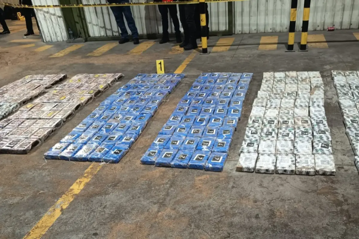 Las autoridades confirmaron el hallazgo de 292 paquetes con posible cocaína en un contenedor durante una inspección en el Puerto San José, Escuintla., PNC