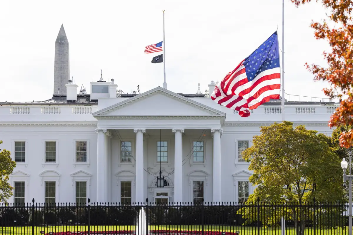 Casa Blanca ondea banderas a media asta, EFE