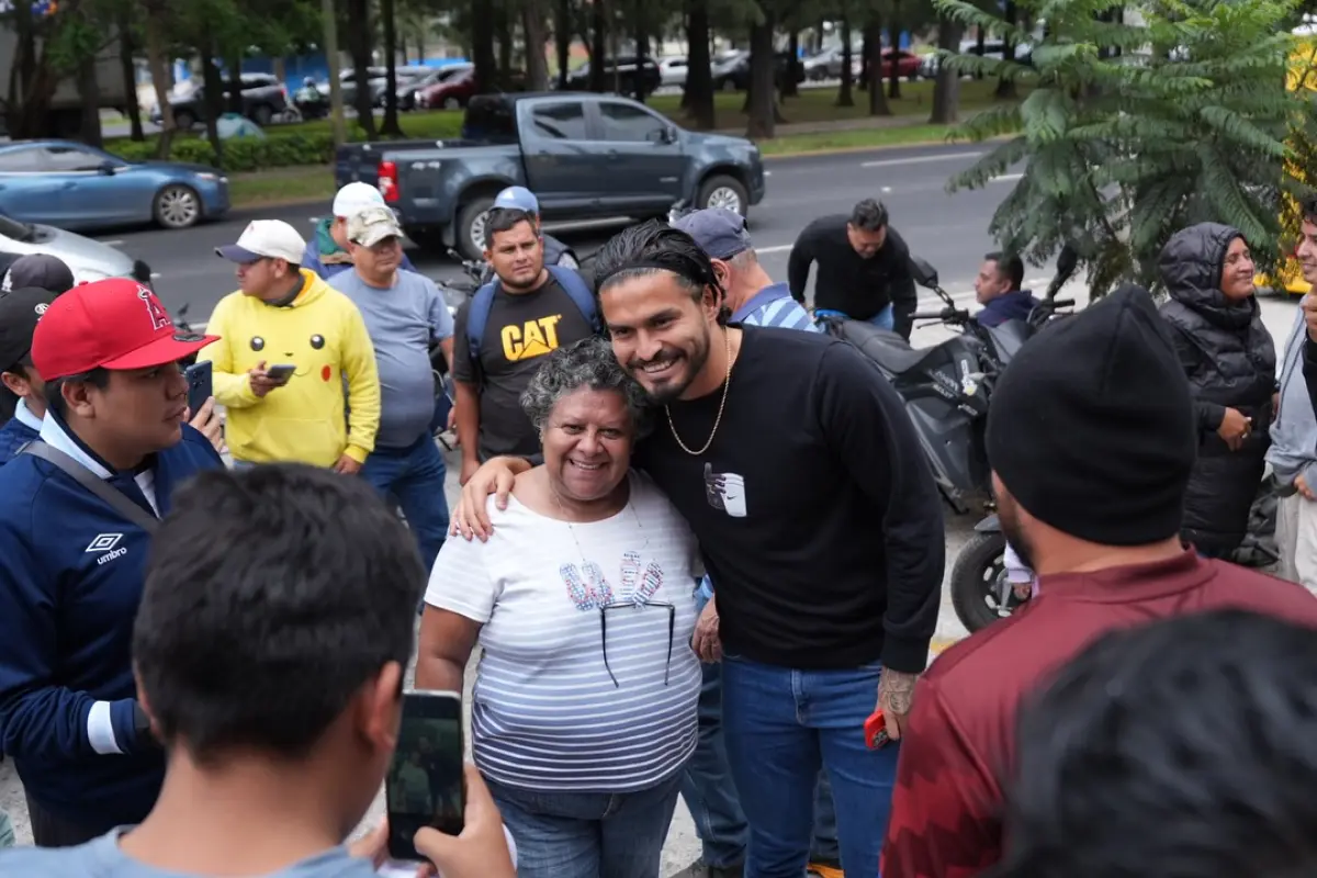 Salvador Estrada es recibido por los aficionados de la Selección Nacional afuera de las instalaciones de la Federación de Futbol de Guatemala 
