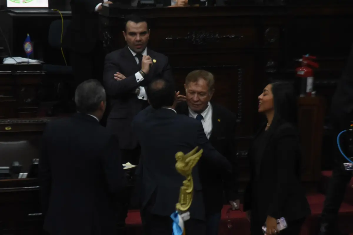 Tras la elección de la nueva junta directiva para el período 2026-2027, Luis Contreras, presidente electo del Congreso, recibe felicitaciones de sus colegas., Omar Solís/Emisoras Unidas