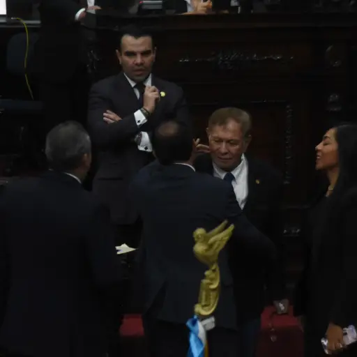 Tras la elección de la nueva junta directiva para el período 2026-2027, Luis Contreras, presidente electo del Congreso, recibe felicitaciones de sus colegas. ,Omar Solís/Emisoras Unidas