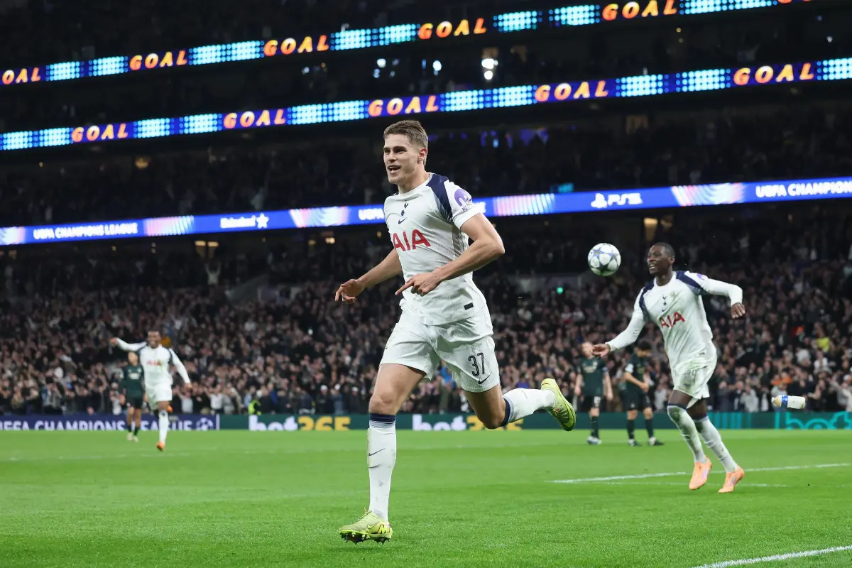 Micky van de Ven marcó un golazo ante Copenhague