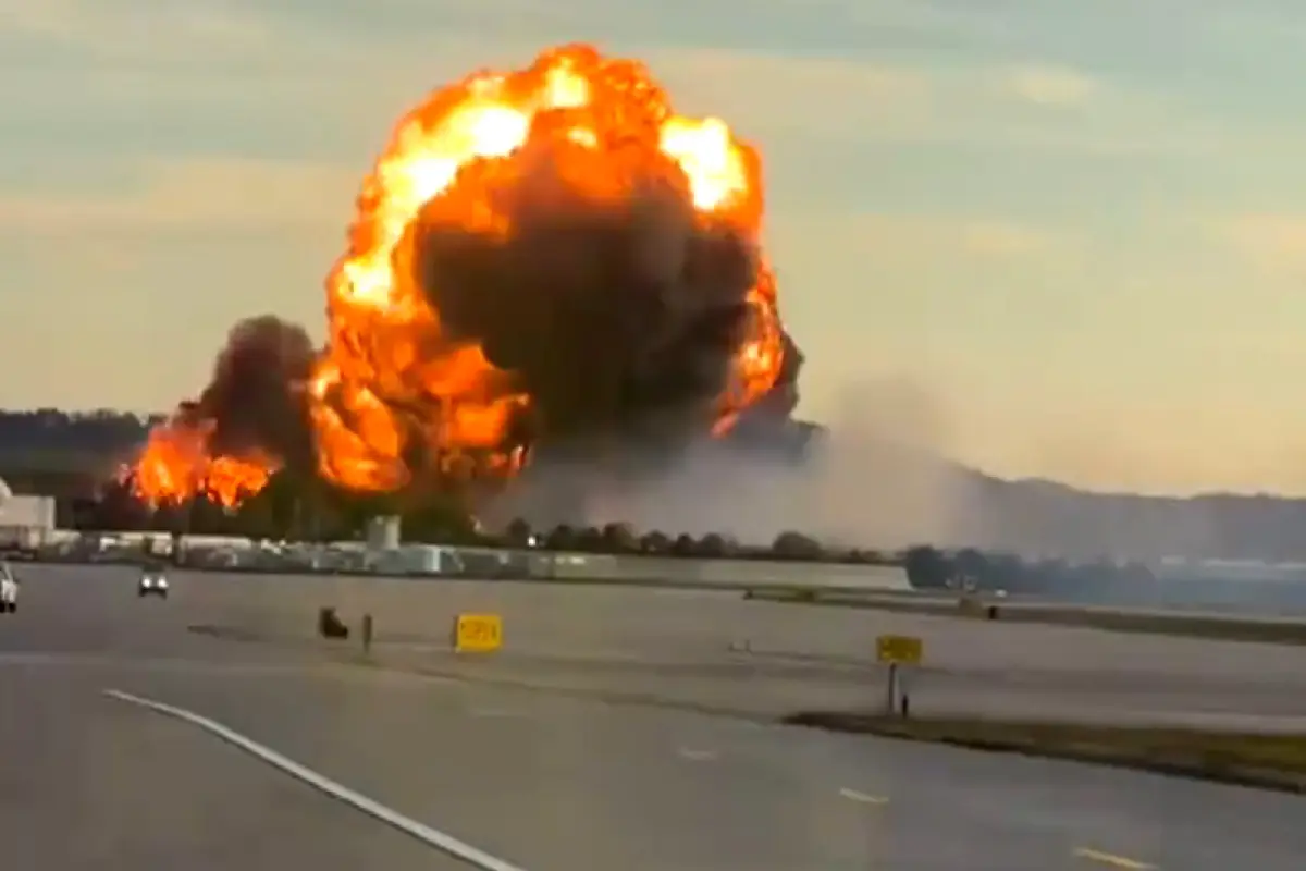 Captura de video tomada de rastreo de redes que muestra el momento de la explosión de un avión de la empresa UPS., Foto EFE