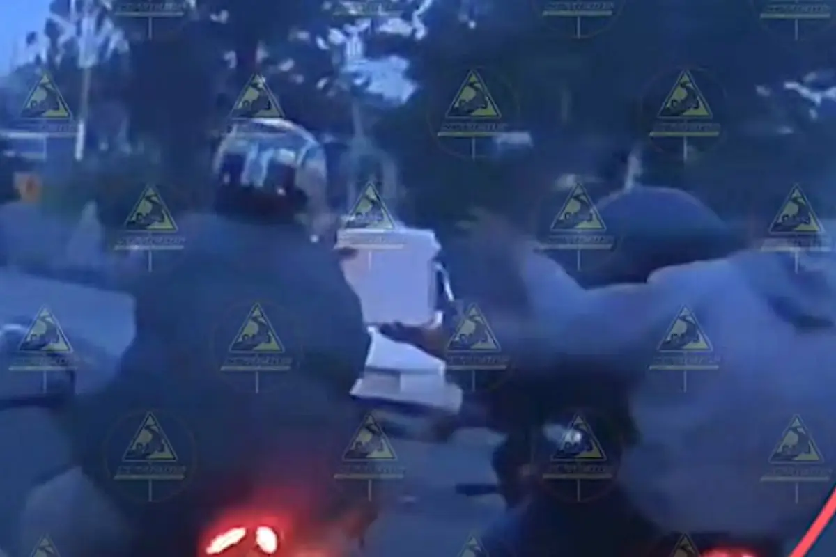 Ciudadanos alertan por conducta sospechosa de motoristas en zona 9., Captura de pantalla video Facebook.