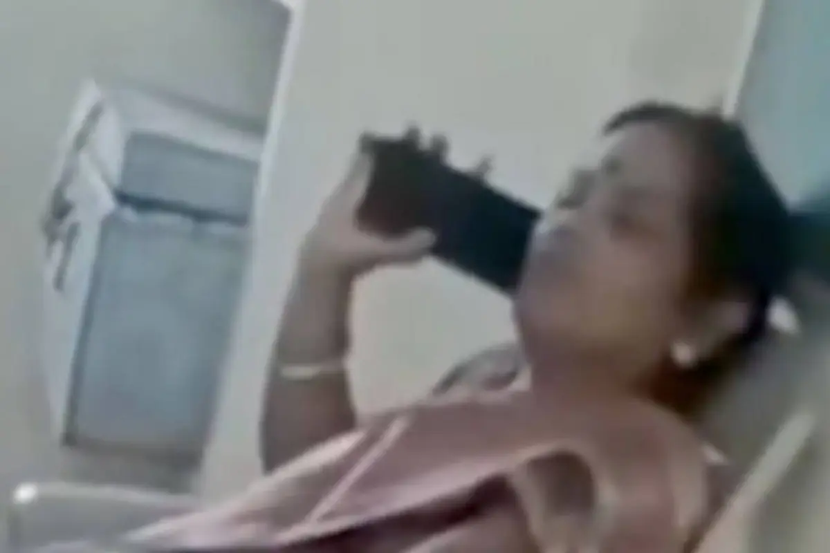 Clip de maestra en salón con alumnos causa controversia., Captura de pantalla video X.