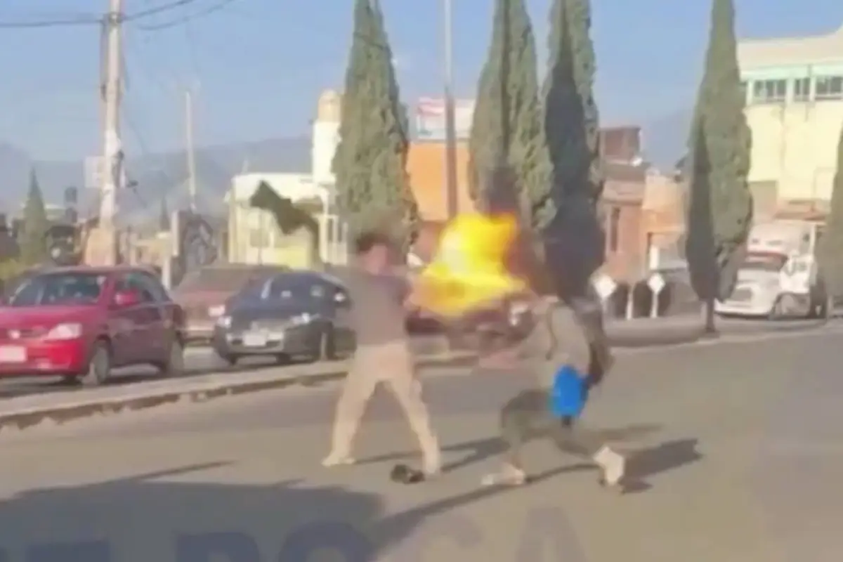 Extraña riña entre trabajadores informales en vía pública., Captura de pantalla video X.