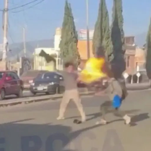 Extraña riña entre trabajadores informales en vía pública. ,Captura de pantalla video X.