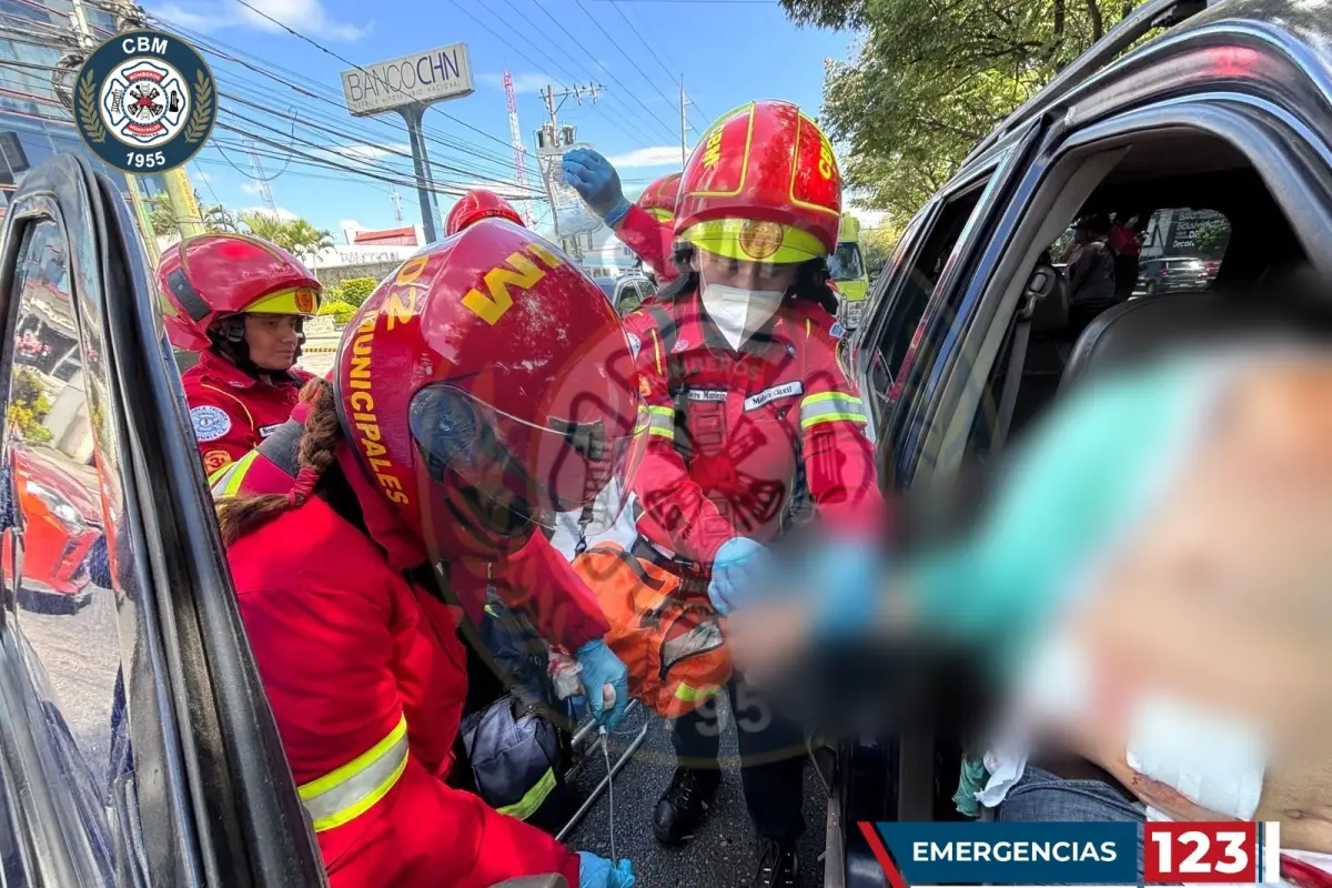 Bomberos auxiliaron al conductor de un vehículo en la calzada Roosevelt., Foto Bomberos Municipales 