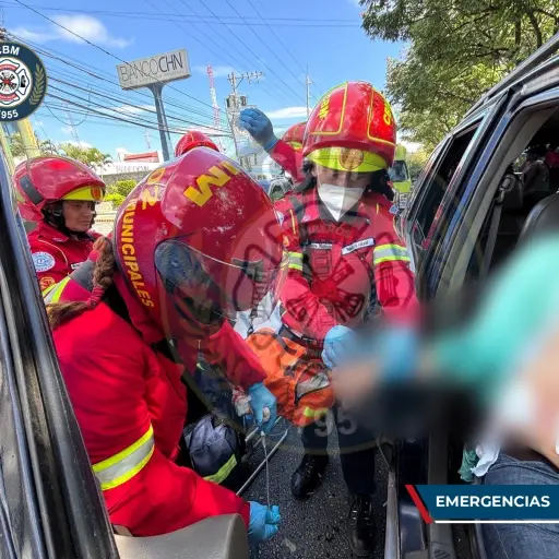 Bomberos auxiliaron al conductor de un vehículo en la calzada Roosevelt. ,Foto Bomberos Municipales 