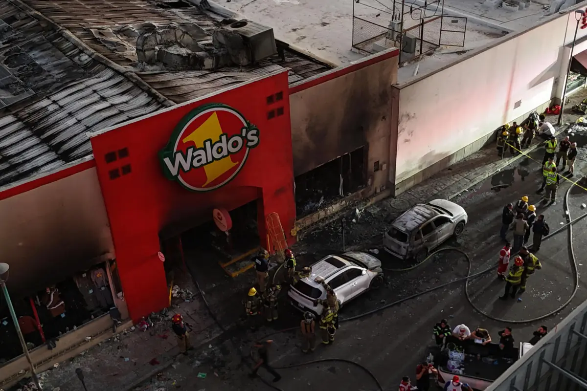 Fotografía aérea de bomberos controlando un incendio en una tienda comercial este sábado, en la ciudad de Hermosillo en Sonora (México),  EFE/Daniel Sánchez
