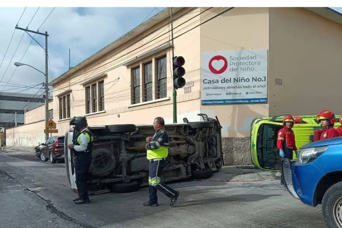 Bomberos Municipales atendieron a sus compañeros heridos por la fuerte colisión en la zona 1., Redes sociales.