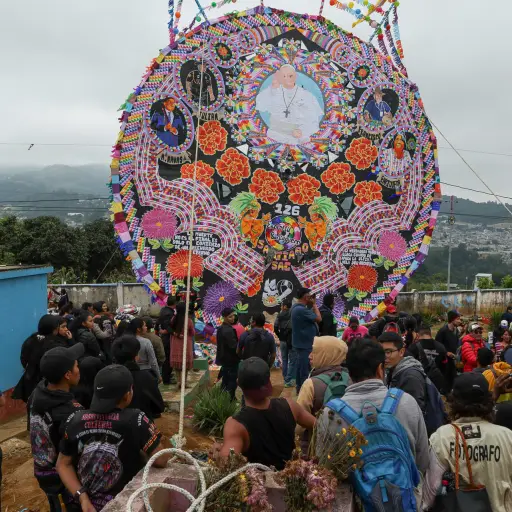 La tradición de los barriletes gigantes cumplió 125 años este año, según los organizadores del evento. , EFE/Mariano Macz
