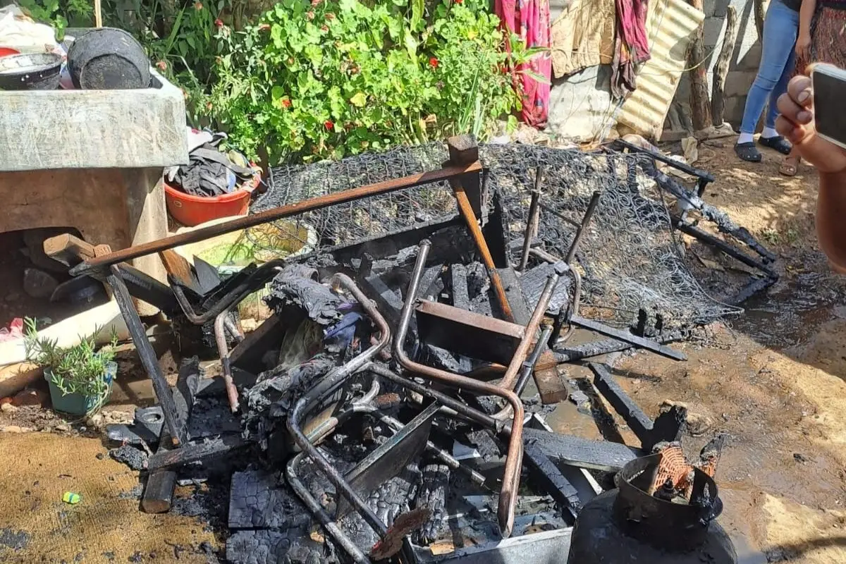 Las llamas devoraron varios muebles en el interior de la vivienda., Bomberos Voluntarios.