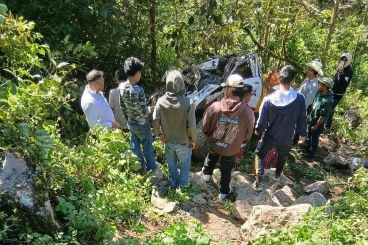 Vecinos ayudaron a extraer los cuerpos para ser llevados a la superficie., Redes sociales.