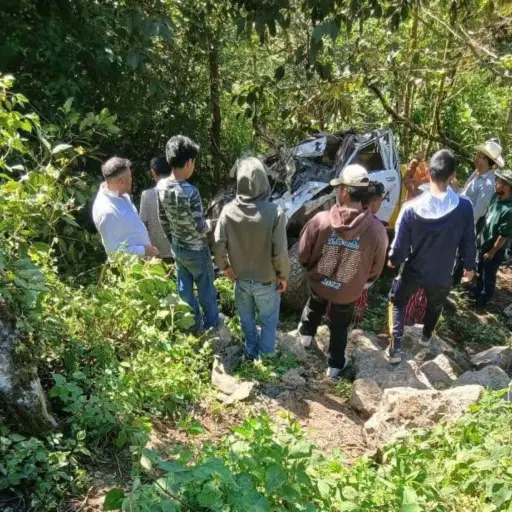 Vecinos ayudaron a extraer los cuerpos para ser llevados a la superficie. ,Redes sociales.
