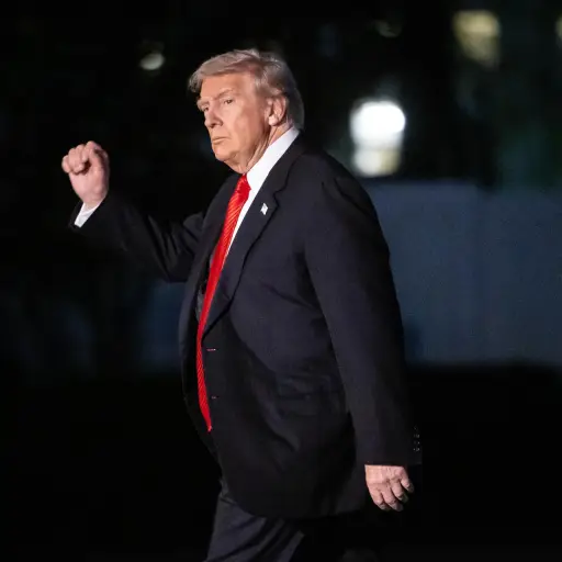 Donald Trump haciendo un gesto con el puño ,EFE