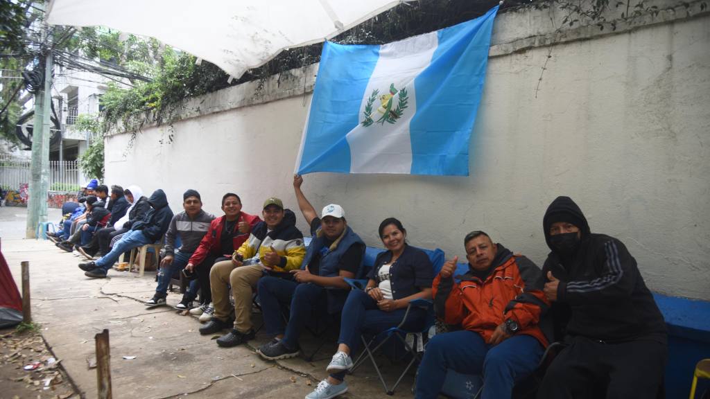 Largas filas para conseguir boletos para ver a la Selección de Guatemala | Omar Solís