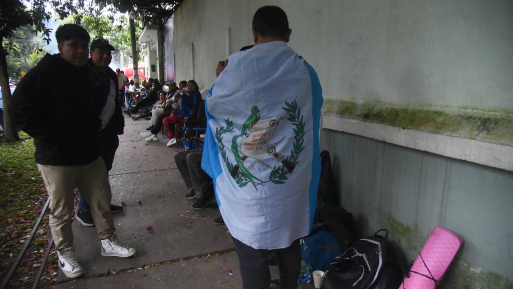 Largas filas para conseguir boletos para ver a la Selección de Guatemala | Omar Solís