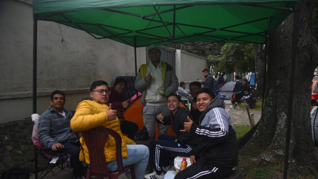 Largas filas para conseguir boletos para ver a la Selección de Guatemala | Omar Solís