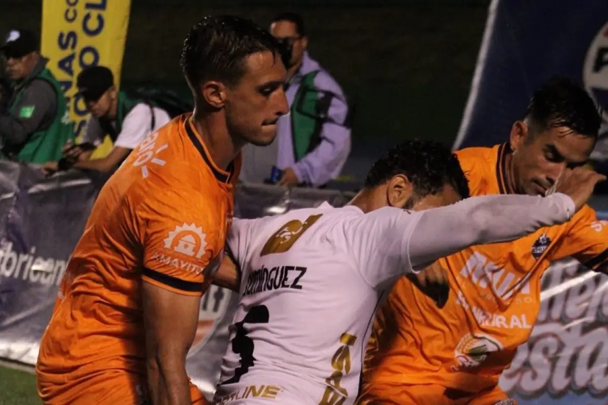 Marco Domínguez en la acción que causó polémica el sábado pasado