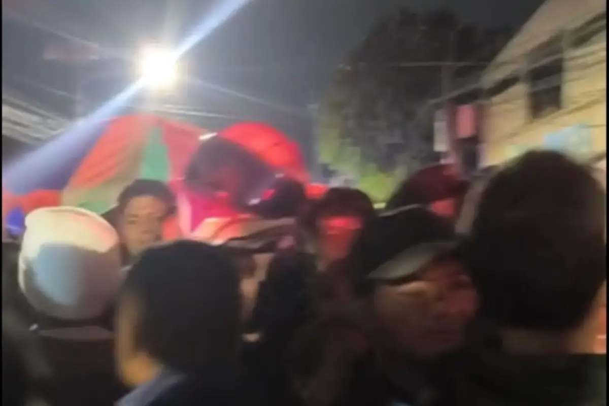 Las personas empezaron a empujar al sentirse atrapadas entre la multitud., Captura de pantalla.