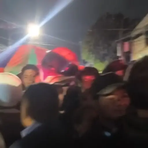 Las personas empezaron a empujar al sentirse atrapadas entre la multitud. ,Captura de pantalla. 