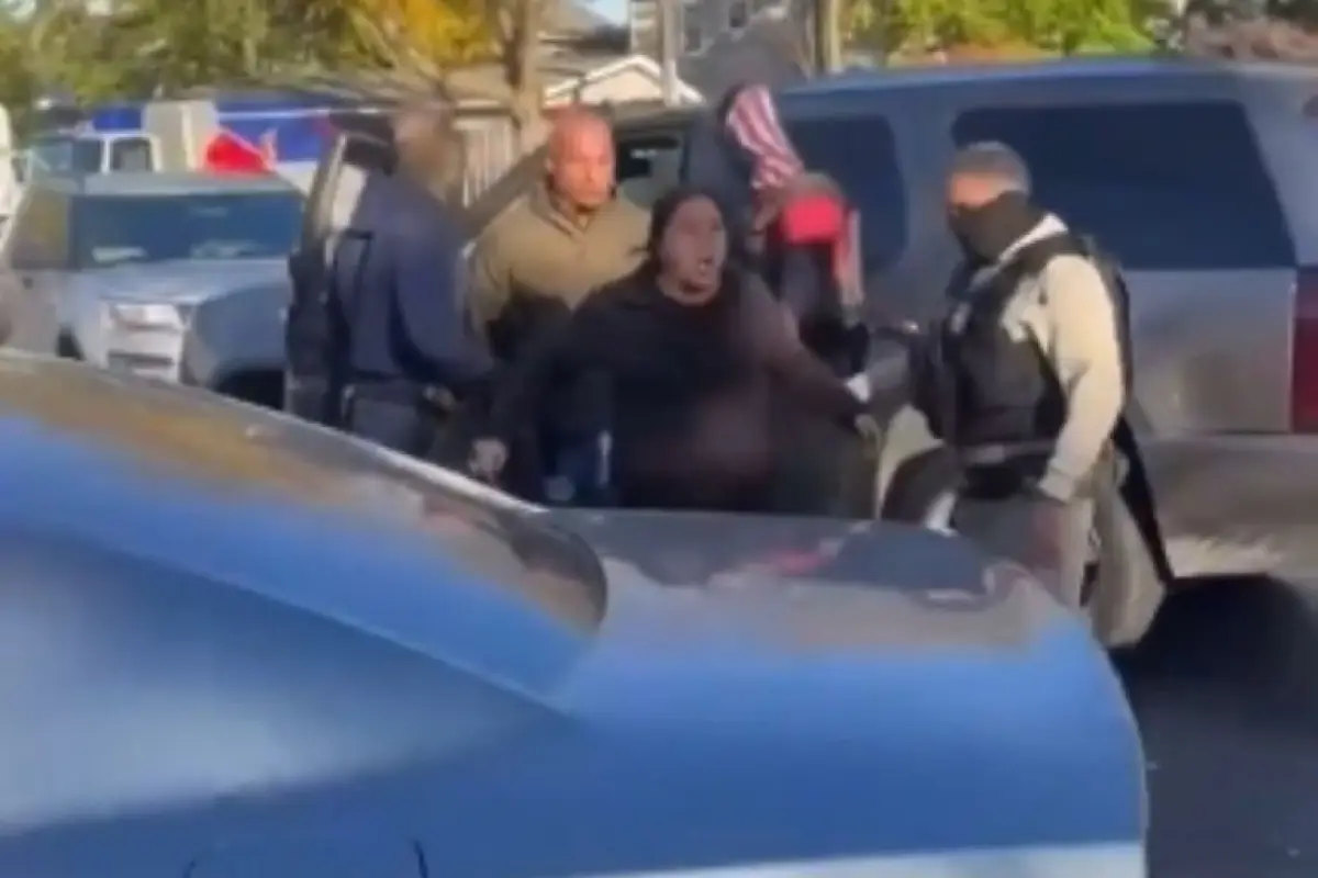 Un mercado en Aurora, Illinois fue testigo de un posible caso de brutalidad policial por parte de agentes de ICE,, Captura de pantalla video X.