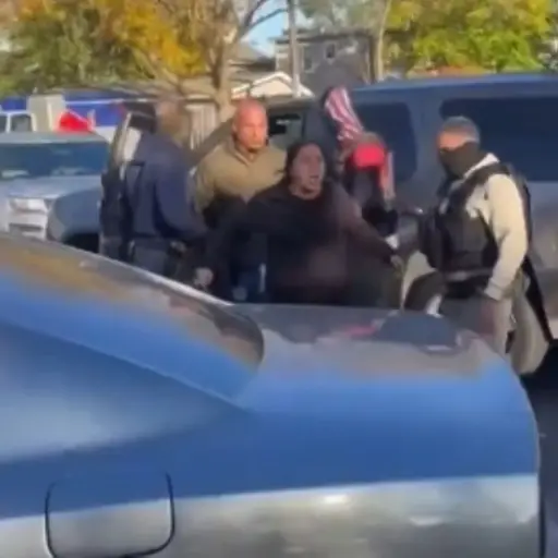 Un mercado en Aurora, Illinois fue testigo de un posible caso de brutalidad policial por parte de agentes de ICE, ,Captura de pantalla video X.