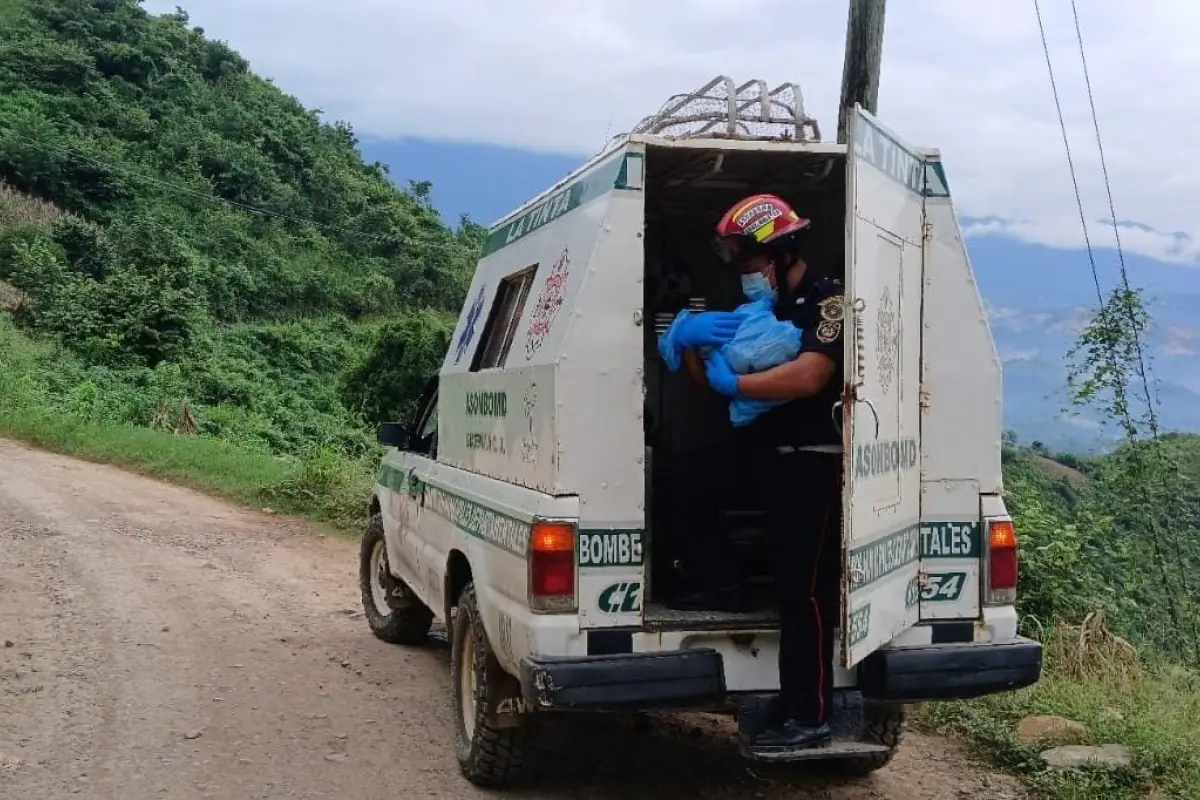 La bebé y la mamá fueron envidas al hospital más cercano. , Bomberos Municipales Departamentales.