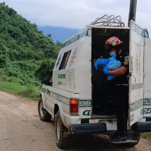 La bebé y la mamá fueron envidas al hospital más cercano.  ,Bomberos Municipales Departamentales. 