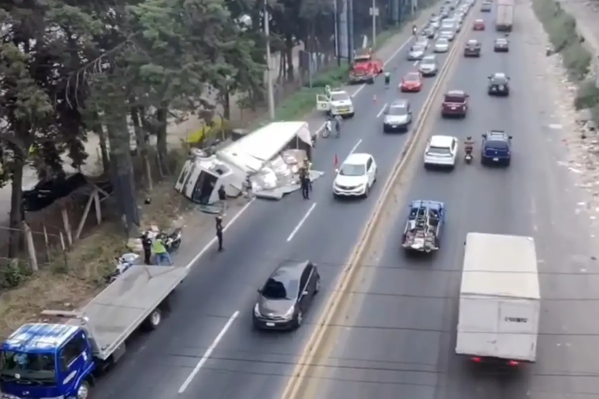 La carga del camión quedó totalmente derramada en el asfalto., Captura de pantalla.