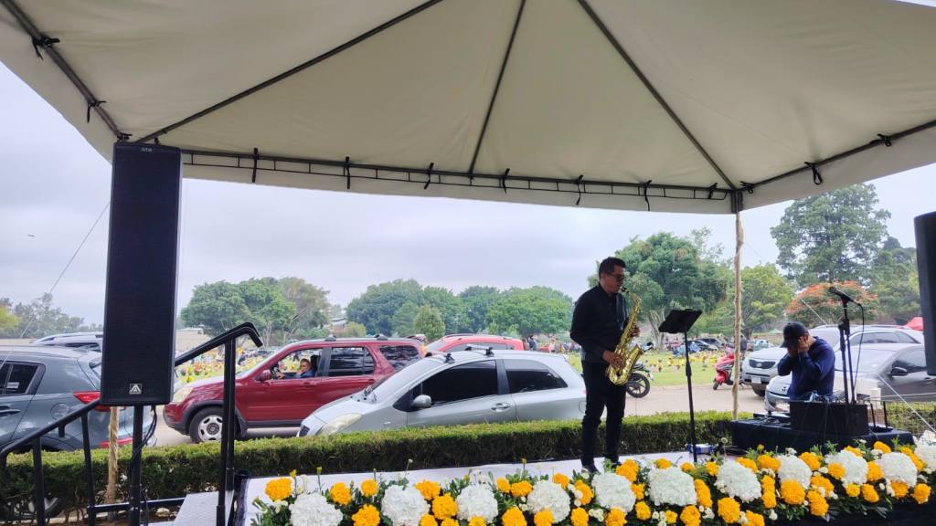 Cementerio de Mixco honra a sus difuntos con un  | Ivonne Gordillo