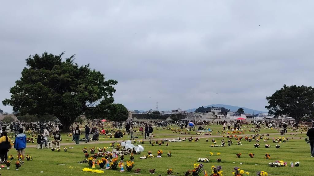Cementerio de Mixco honra a sus difuntos con un  | Ivonne Gordillo