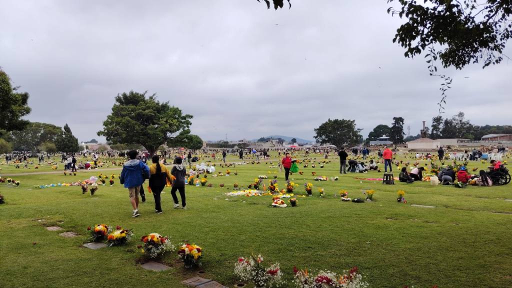Cementerio de Mixco honra a sus difuntos con un  | Ivonne Gordillo