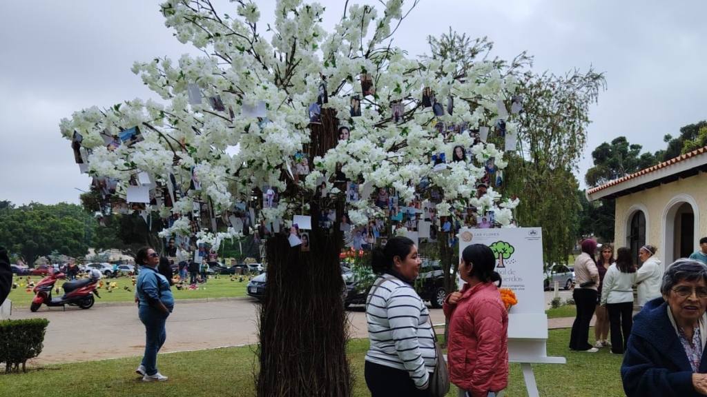 Cementerio de Mixco honra a sus difuntos con un  | Ivonne Gordillo
