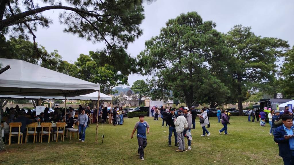 Cementerio de Mixco honra a sus difuntos con un  | Ivonne Gordillo