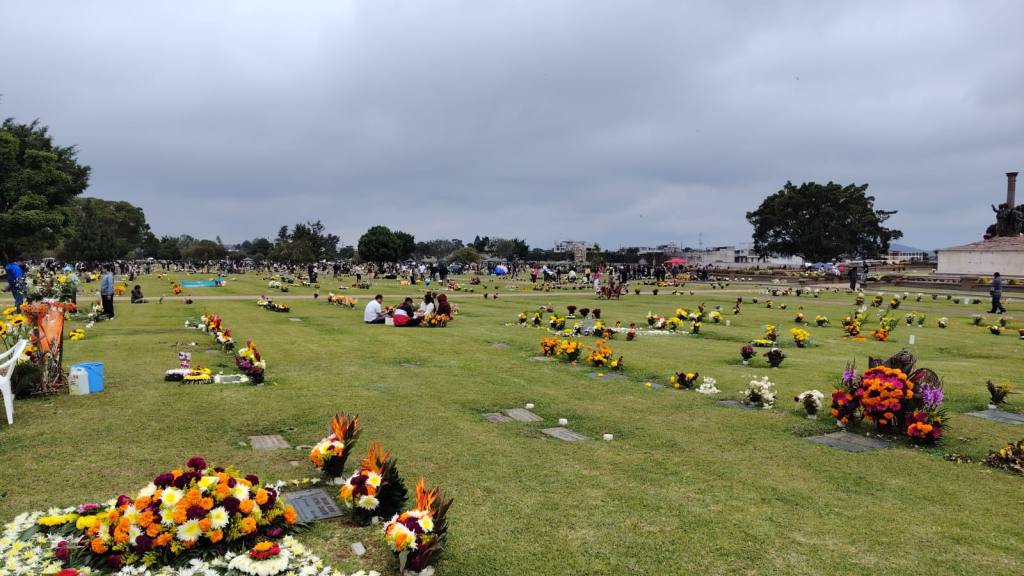 Cementerio de Mixco honra a sus difuntos con un  | Ivonne Gordillo