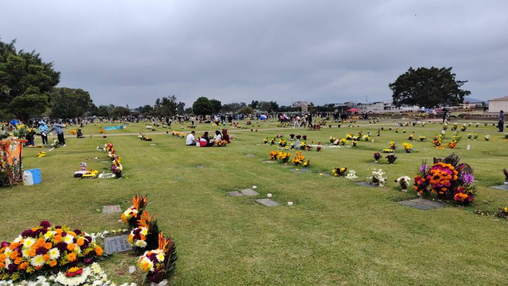 Cementerio de Mixco honra a sus difuntos con un  | Ivonne Gordillo