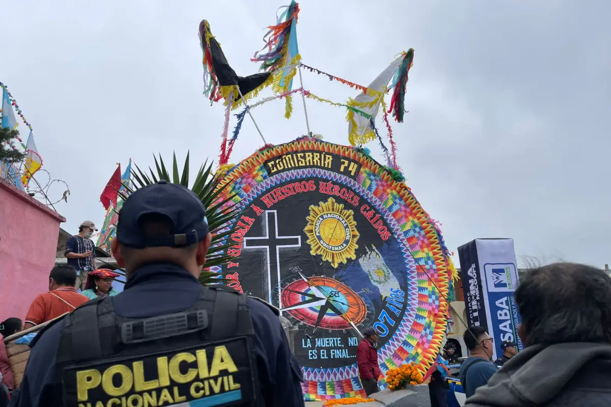 La comisaría 74 de la PNC participa con un barrilete gigante en Santiago, Sacatepéquez., PNC de Guatemala.
