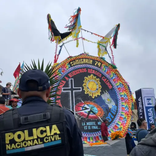 La comisaría 74 de la PNC participa con un barrilete gigante en Santiago, Sacatepéquez. ,PNC de Guatemala.