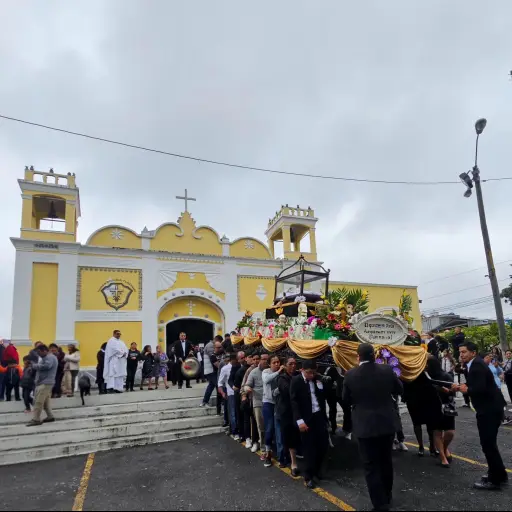Fieles cargadores llevaron en hombros al Señor Sepultado de Canalitos. ,Pastoral De Religiosidad Popular Canalitos