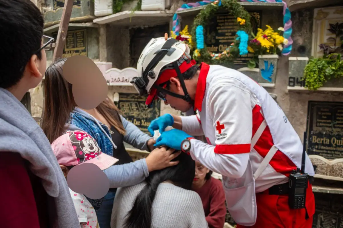 En uno de los casos fue necesario vendar la cabeza de una adolescente golpeada por un ladrillo., Cruz Roja Guatemalteca.