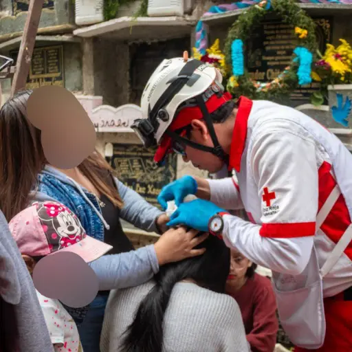 En uno de los casos fue necesario vendar la cabeza de una adolescente golpeada por un ladrillo. ,Cruz Roja Guatemalteca.