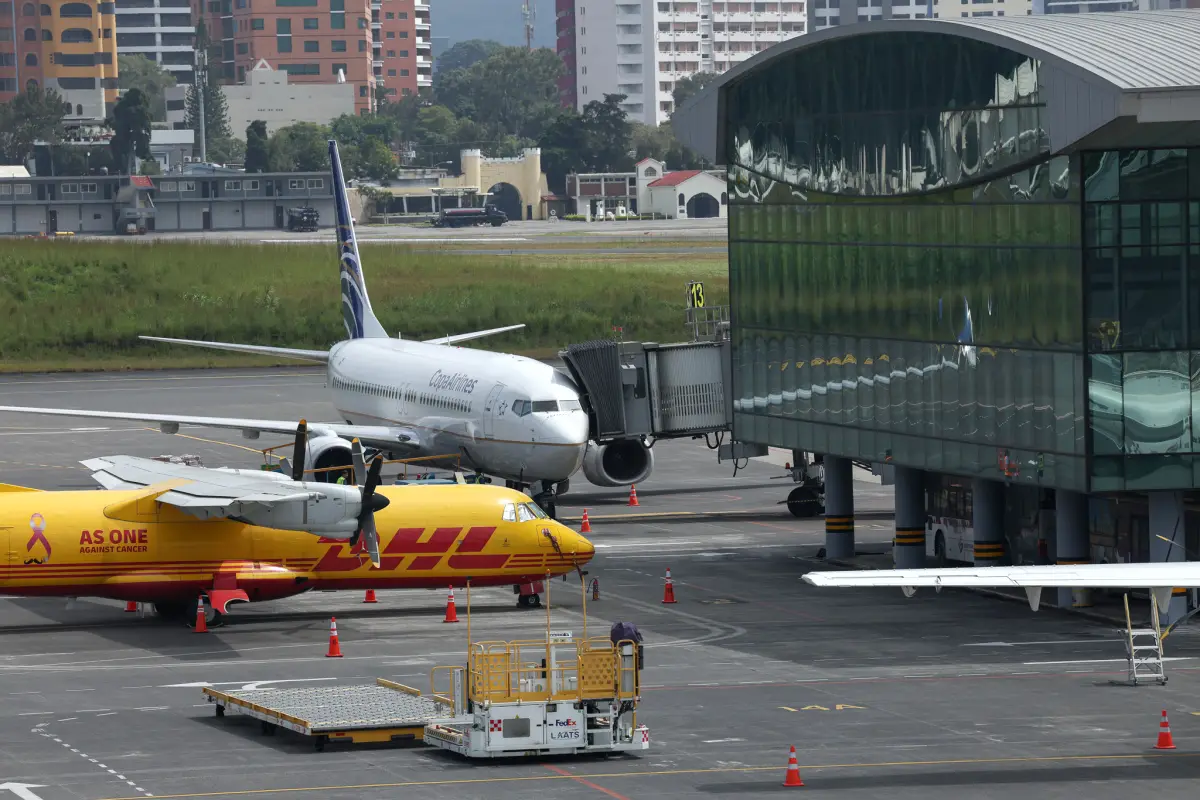Aviones en el Aeropuerto Internacional La Aurora, Foto EFE/ Mariano Macz