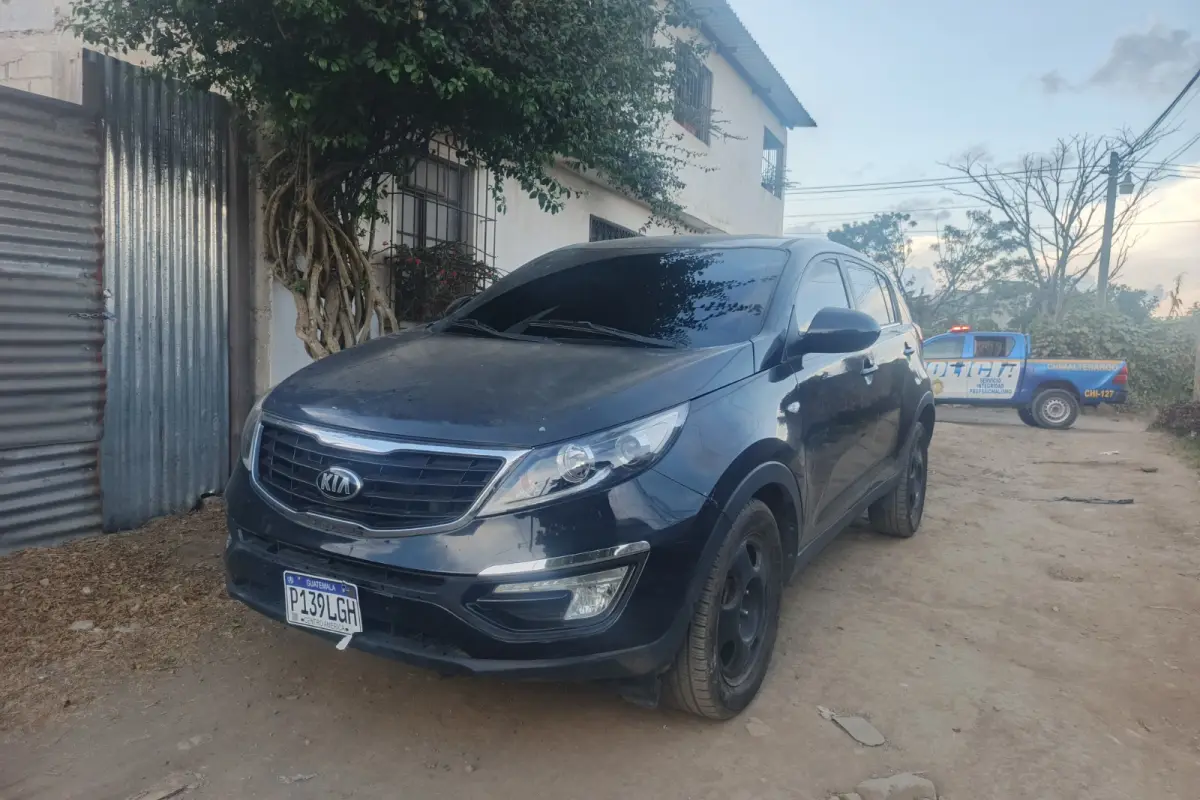 El vehículo con reporte de robo habría sido utilizado por los criminales que dieron muerte a dos personas en Parramos. , Foto PNC